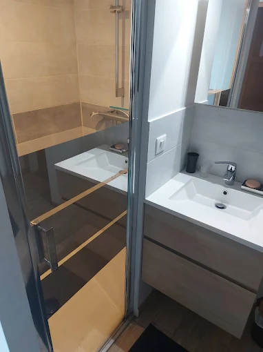 Salle de bains du cabinet de Drumettaz