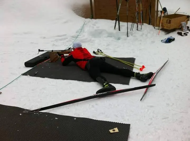 Nicolas au tir couché lors d'un entraînement de biathlon