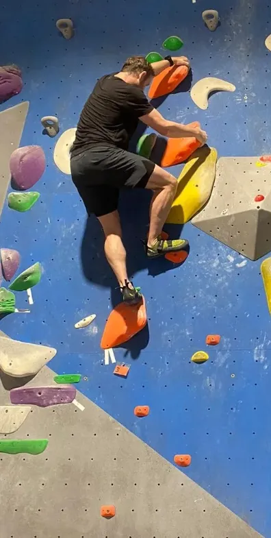 Nicolas en pratique de l'escalade / bloc