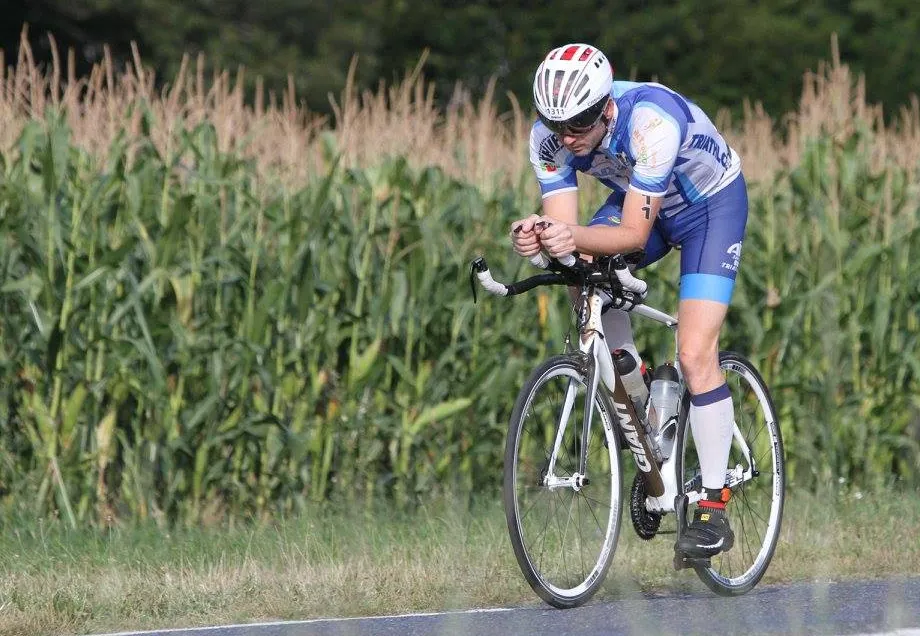 Nicolas à vélo lors du triathlon Ironman de Vichy